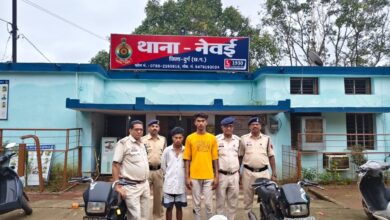थाना नेवई पुलिस ने गांजा बिक्री करते तीन आरोपी पकड़े, 1.23 किलो गांजा समेत मोबाइल और वाहन जब्त