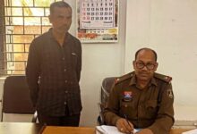 चरित्र पर संदेह: पत्नी की बेरहमी से पिटाई करने वाला आरोपी पति गिरफ्तार, लालबाग पुलिस ने भेजा जेल चरित्र पर संदेह: पत्नी की बेरहमी से पिटाई करने वाला आरोपी पति गिरफ्तार, लालबाग पुलिस ने भेजा जेल