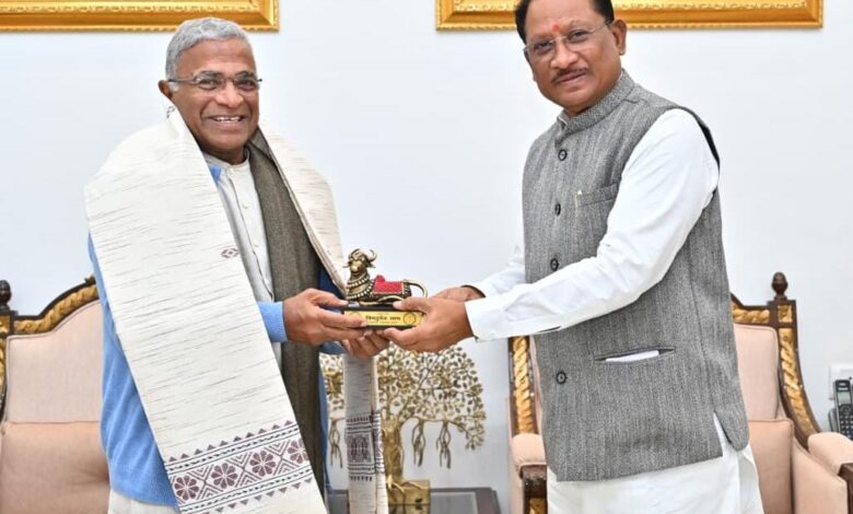 मुख्यमंत्री श्री विष्णुदेव साय से राज्यसभा के उप सभापति श्री हरिवंश ने की सौजन्य मुलाकात मुख्यमंत्री श्री विष्णुदेव साय से राज्यसभा के उप सभापति श्री हरिवंश ने की सौजन्य मुलाकात